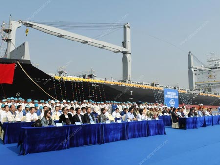 广东中远海运重工1750TEU集装箱N804交船命名仪式